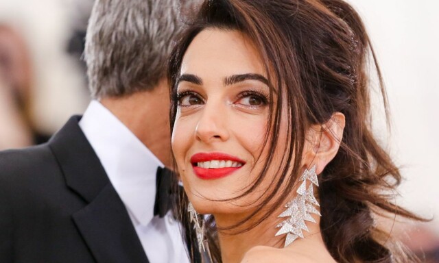 Krig, motekontrovers og «trofé-ektemann»: Slik nådde Amal Clooney toppen